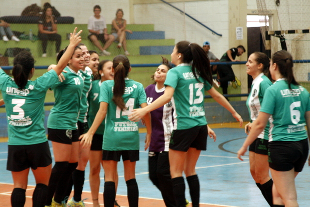 Equipe feminina comemora boa atuação (Foto: Rogério Mative/AI)
